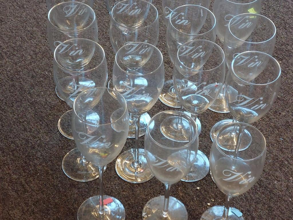 Rivièra Maison , 18 wijnglazen met 'Vin' opdruk, Antiek en Kunst, Antiek | Glas en Kristal, Ophalen