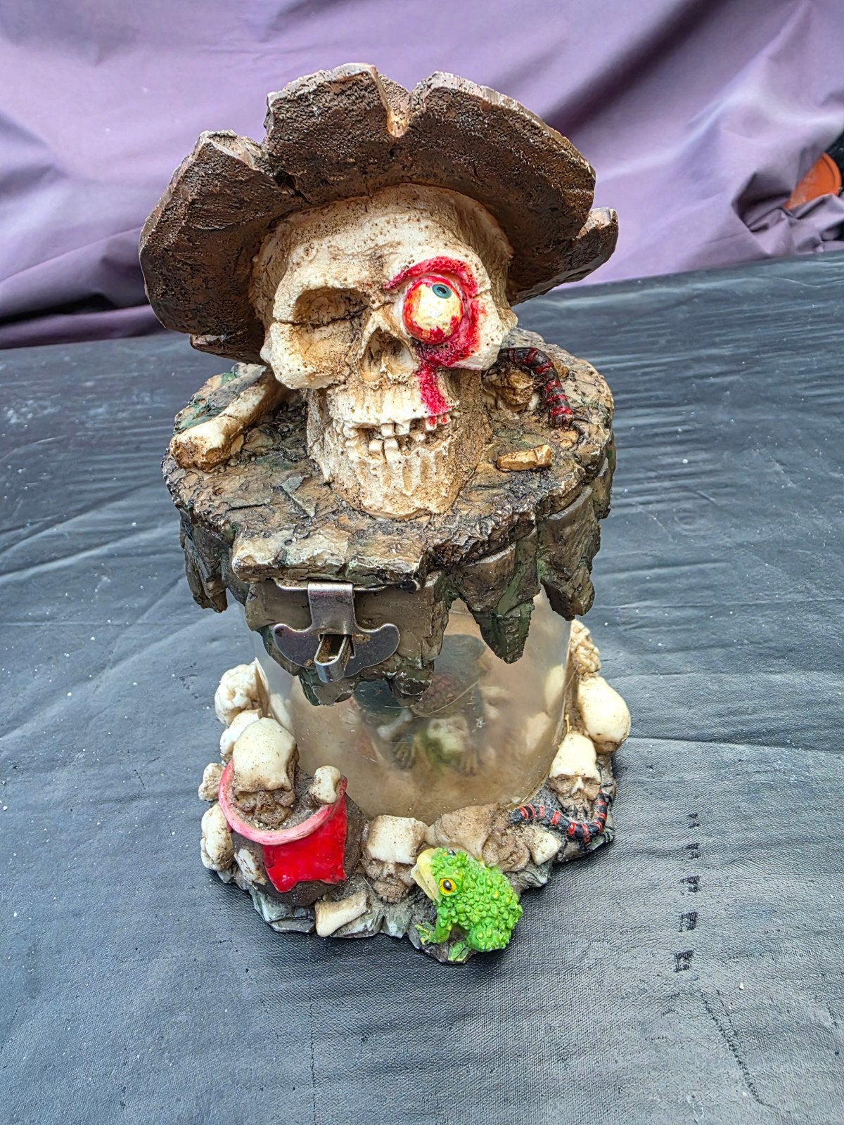 Unieke schedel decoratie spaarpot met kikker en hagedis, Verzamelen, Beelden en Beeldjes, Ophalen of Verzenden, Gebruikt, Fantasy