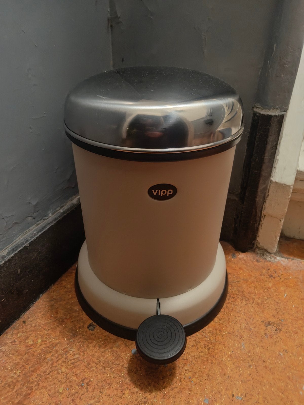 Nieuwe VIPP crèmekleurige pedaalemmer, Huis en Inrichting, Ophalen of Verzenden, Nieuw, Metaal, Met pedaal