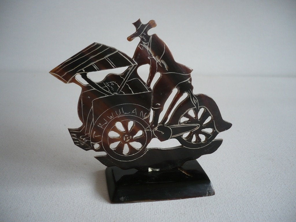 Mannetje al fietsend, een figuurtje gemaakt van hoorn., Antiek en Kunst, Kunst | Niet-Westerse kunst, Overige typen, Ophalen of Verzenden