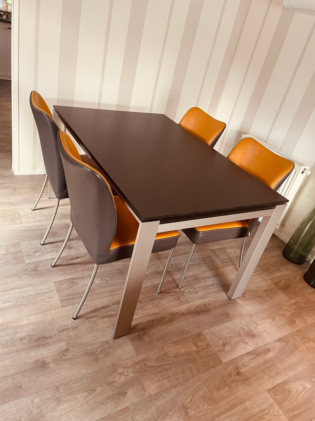 Bert Plantagie tafel ( uitschuifbaar ) met 6 Lederen Stoelen, Overige materialen, Zo goed als nieuw, Vijf personen of meer, 150 tot 200 cm