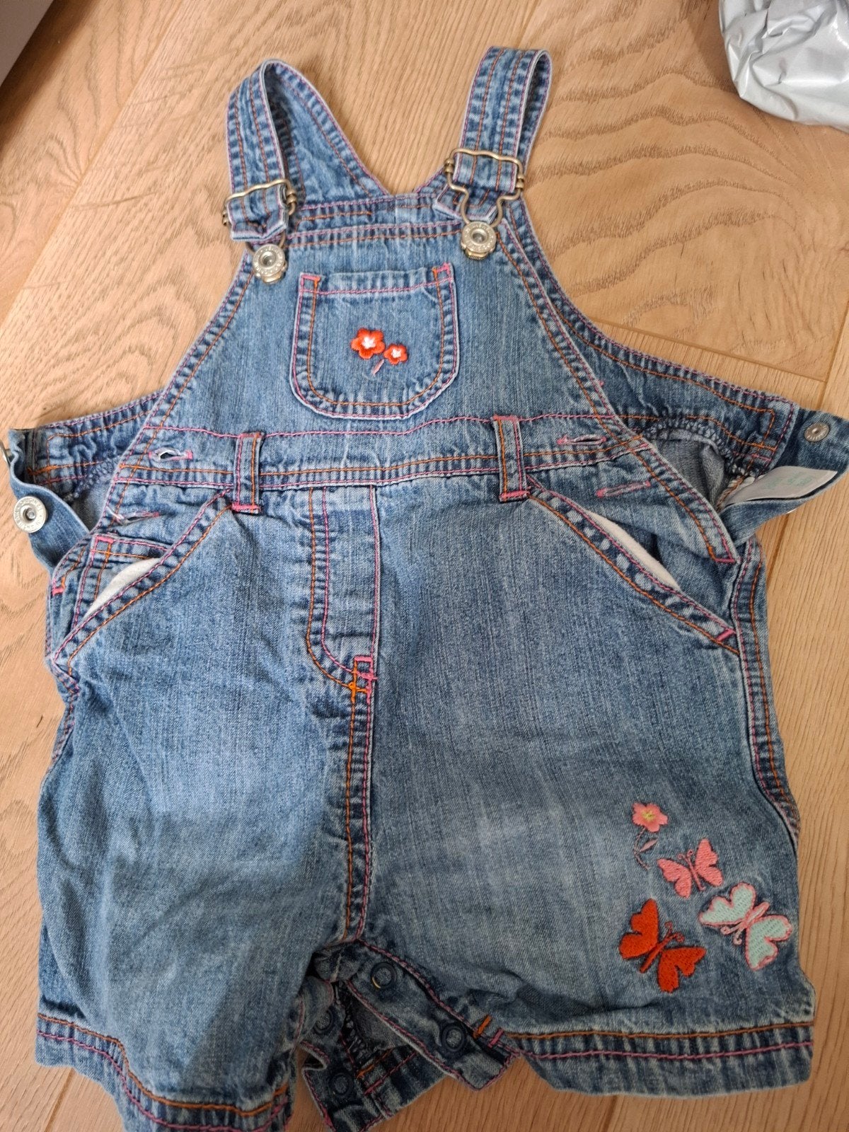 John Lewis spijkerbroekje met vlinders 12-18 maanden, Kinderen en Baby's, Kinderkleding | Overige, Zo goed als nieuw, Meisje, Ophalen of Verzenden