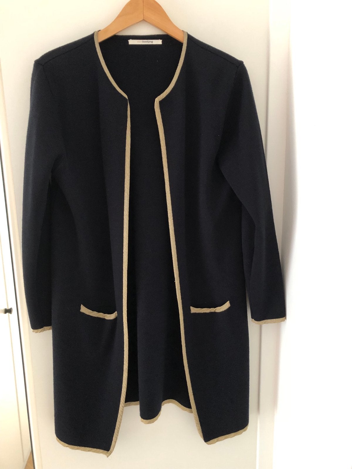 Donkerblauw vest met gouden biesje - Sibiu Linnebjerg, Kleding | Dames, Ophalen of Verzenden, Zo goed als nieuw, Maat 42/44 (L)