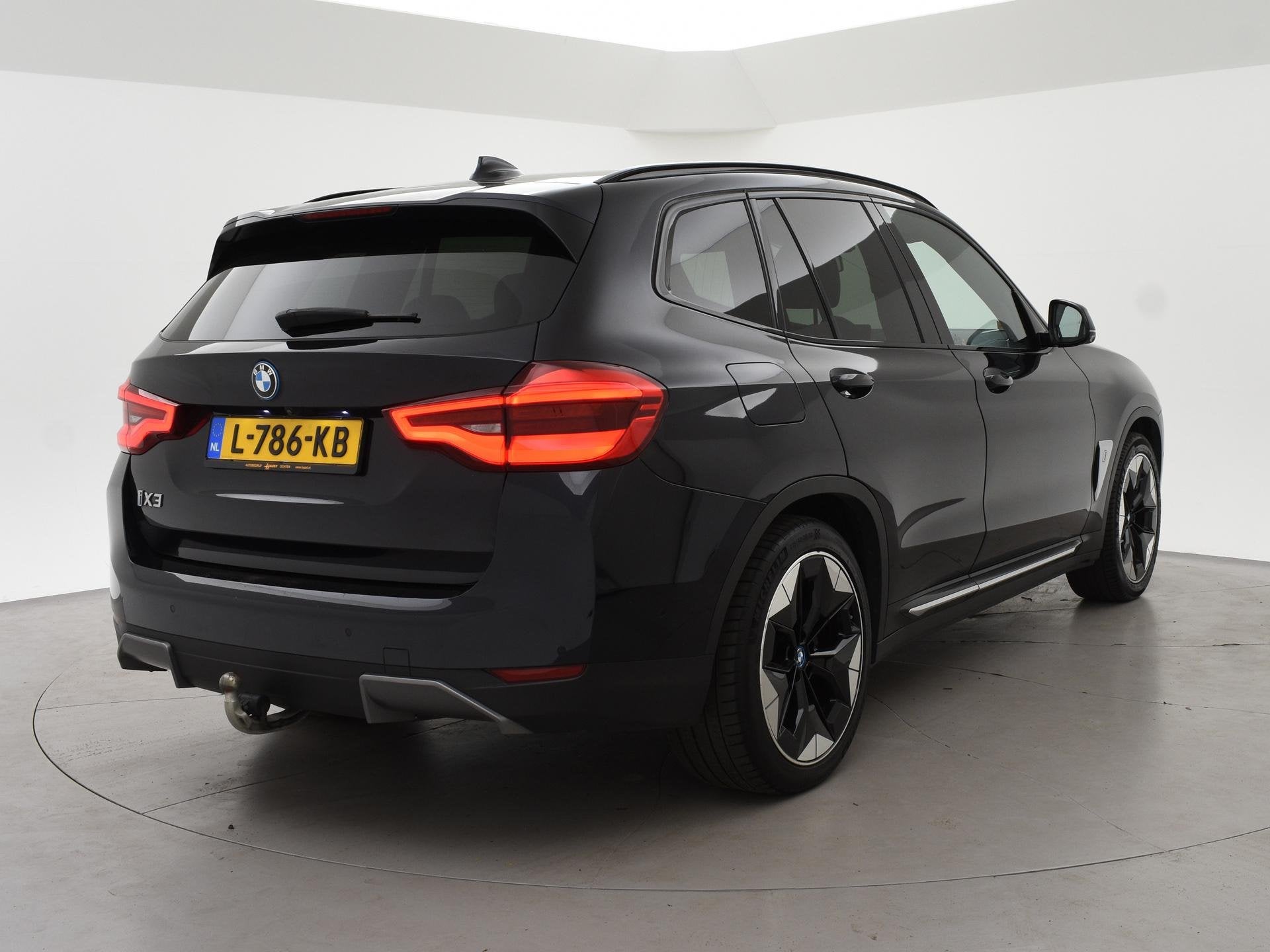 BMW iX3 HIGH EXECUTIVE 80 kWh + TREKHAAK | PANORAMA | 360 CA, Auto's, Automaat, Automatische klimaatregeling, Achterwielaandrijving