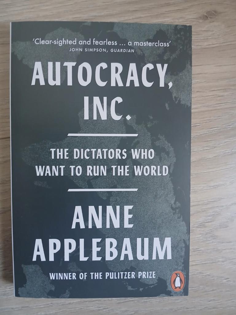 Autocracy, Inc. - Anne Applebaum (Engels), Nieuw, Ophalen of Verzenden, Politiek en Staatkunde, Wereld