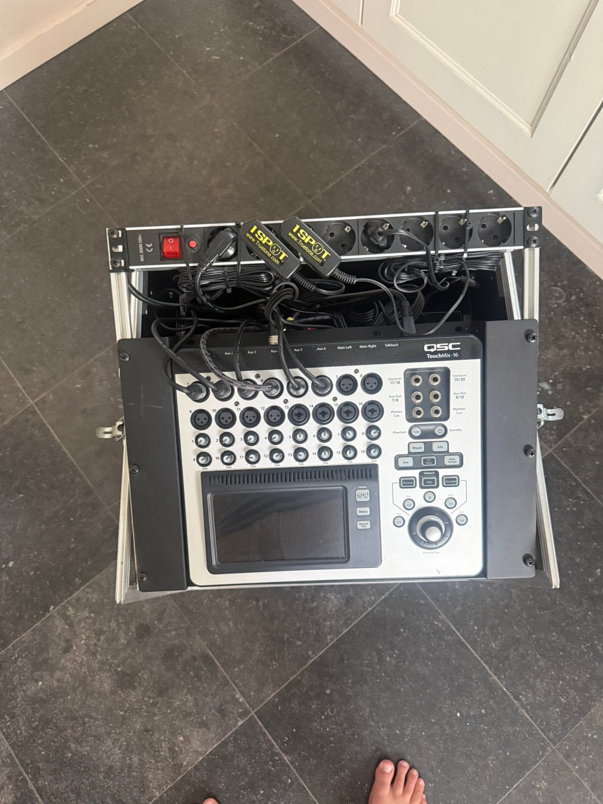 QSC touchmix16 in flightcase met dongle voor remote control, Muziek en Instrumenten, Mengpanelen, Zo goed als nieuw, 20 kanalen of meer