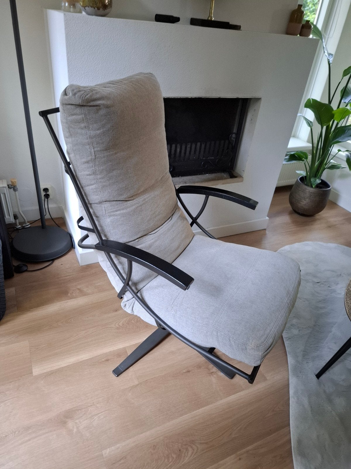 Comfortabele relaxstoel met stoffen bekleding, Gebruikt, 75 tot 100 cm, Ophalen of Verzenden, Metaal