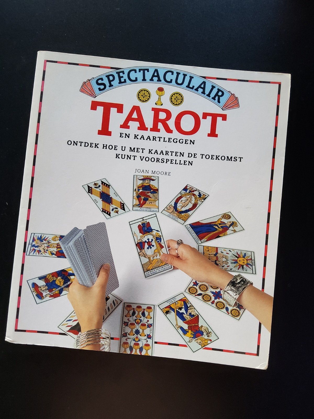 Spectaculair Tarot en Kaartleggen - Joan Moore, Gelezen, Tarot of Kaarten leggen, Ophalen of Verzenden, Instructieboek
