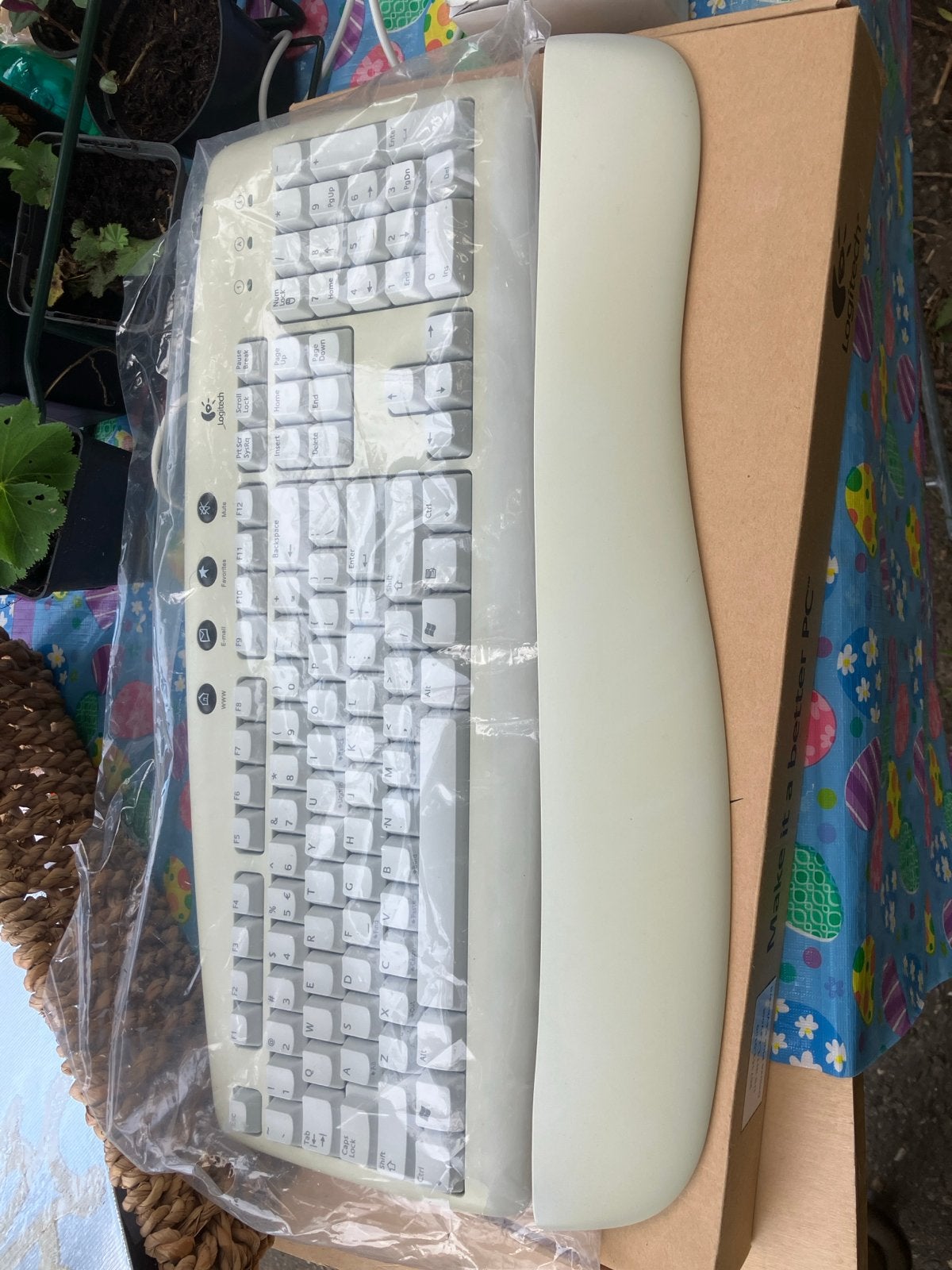 Logitech toetsenbord met polssteun - Nieuw in doos, Nieuw, Ophalen of Verzenden, Qwerty, Bedraad