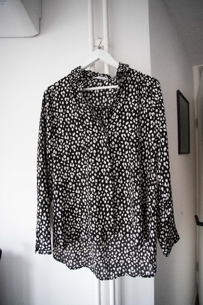Zwarte blouse met witte stipjes Costes maat M, als nieuw, Maat 38/40 (M), Zwart, Ophalen of Verzenden, Zo goed als nieuw