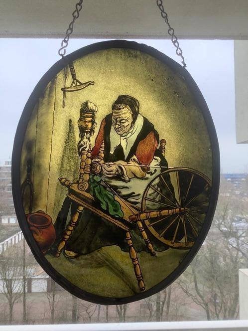 "De Spinster" vintage glas-in-lood raamhanger raamdecoratie, Antiek en Kunst, Ophalen