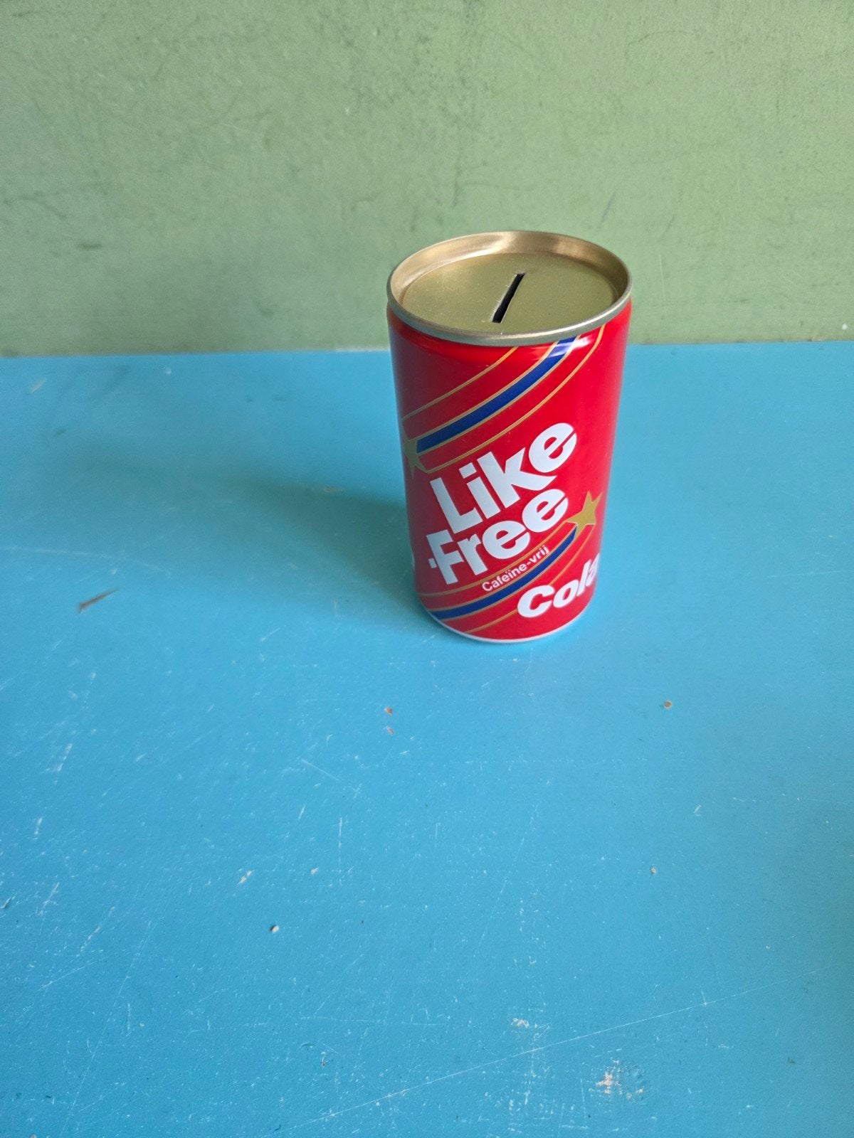 Vintage Like Free Cola spaarpot blikje, Verzamelen, Ophalen of Verzenden, Gebruikt, Metaal of Blik, Overige thema's