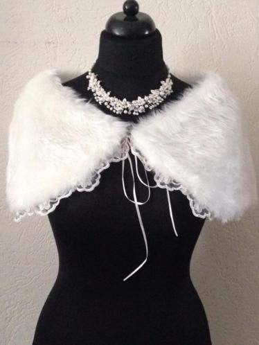 Nieuwe licht ivoren imitatie bontje/cape met kantrandje, Kleding | Dames, Trouwkleding en Trouwaccessoires, Ophalen of Verzenden