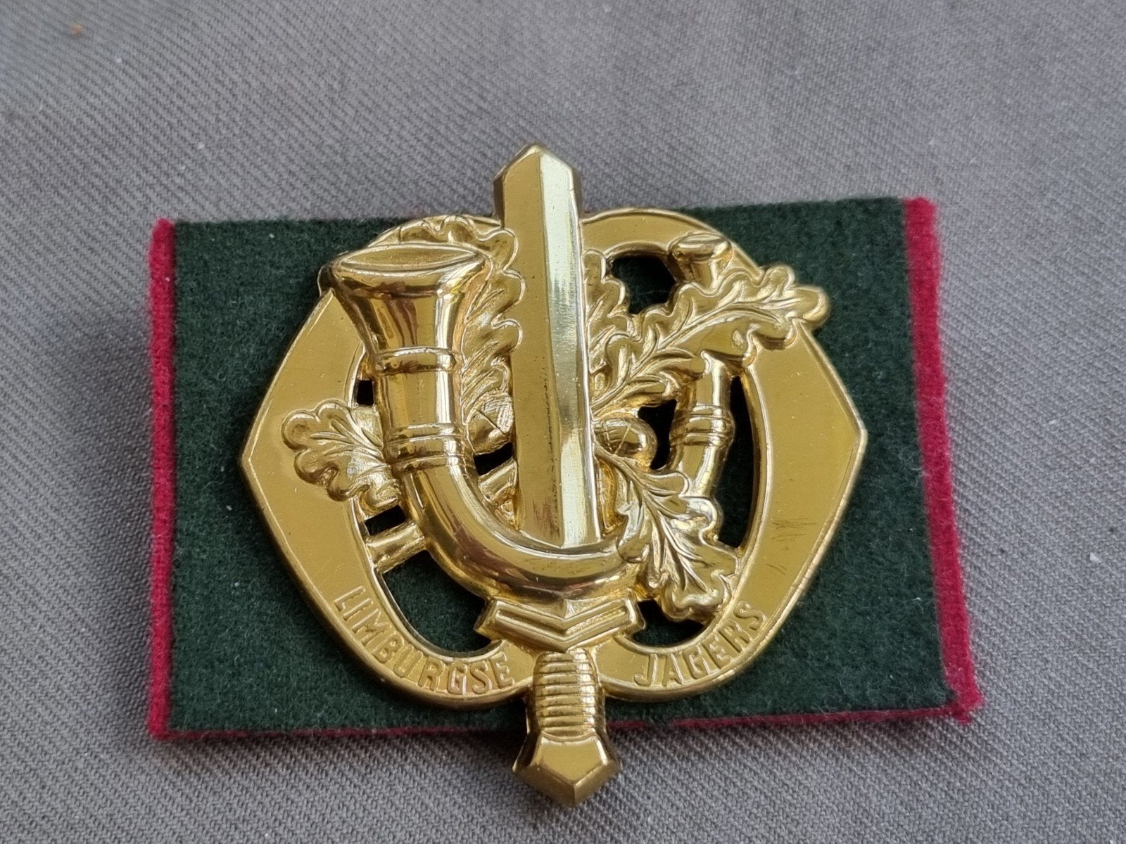 Baretembleem Regiment Limburgse Jagers (natosluiting), Ophalen of Verzenden, Landmacht, Nederland, Embleem of Badge