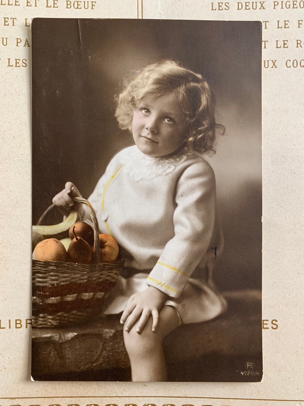 Meisje met mandje fruit (HE), Verzamelen, Ansichtkaarten | Themakaarten, Ophalen of Verzenden, Voor 1920, Gelopen, Kinderen