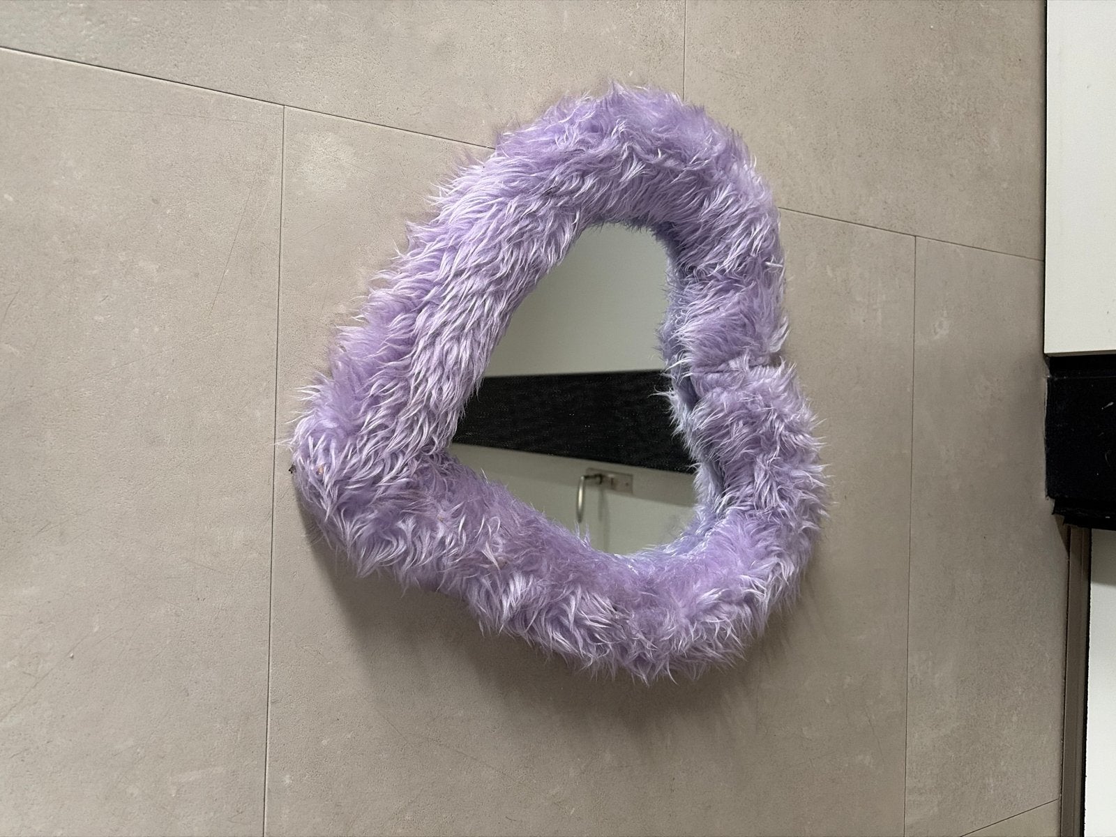 Vintage paarse hartvormige spiegel met bontrand, Huis en Inrichting, Ophalen, Minder dan 50 cm, Gebruikt, Minder dan 100 cm