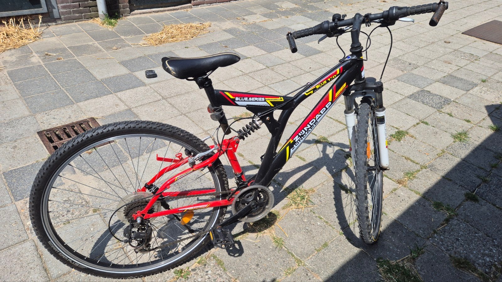 Mountainbike met vering - Zwart/Rood, Fietsen en Brommers, Fietsen | Mountainbikes en ATB, Ophalen