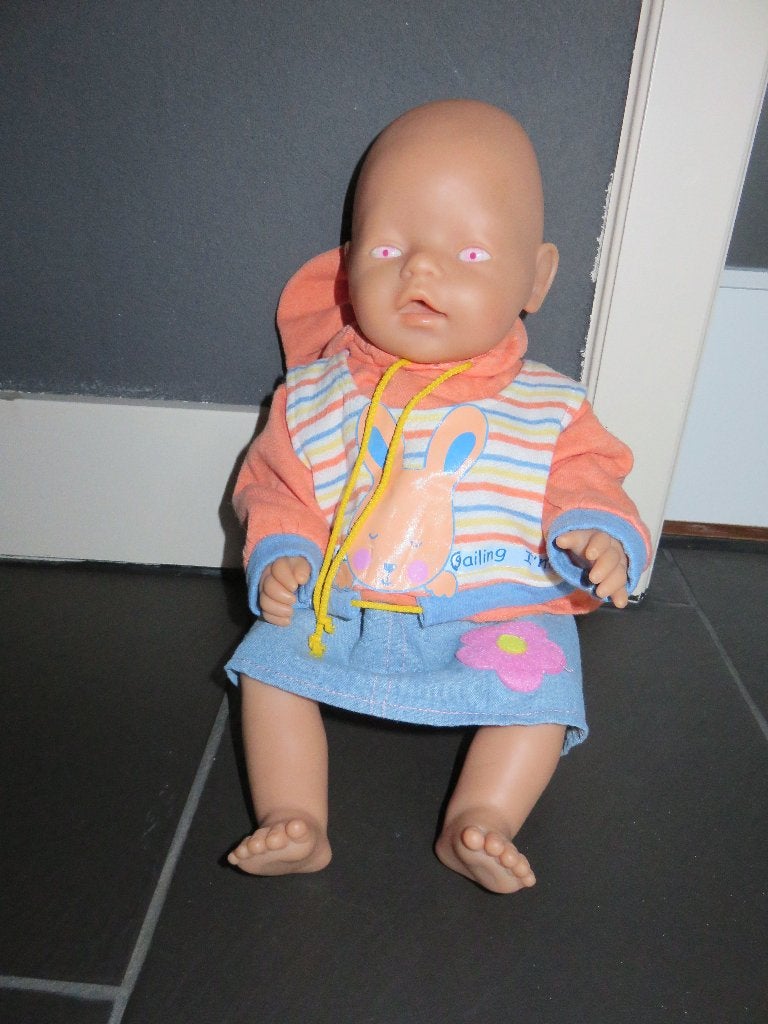 Baby born pop, 42cm, met schort en sweater., Ophalen of Verzenden, Gebruikt, Babypop