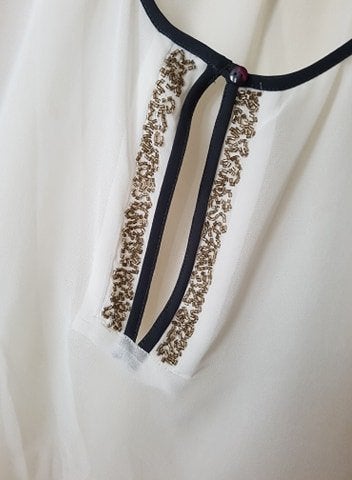 Witte blouse met borduursels en zwarte bies, Ophalen of Verzenden, Zo goed als nieuw, Maat 46/48 (XL) of groter, Wit
