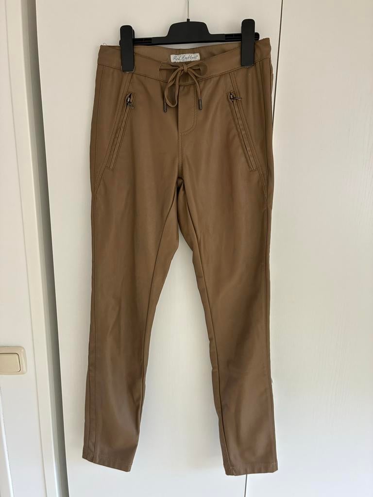 Mooie Red  Button Faux Leren Broek ,mt 34, in prima staat, Kleding | Heren, Broeken en Pantalons, Ophalen of Verzenden, Zo goed als nieuw