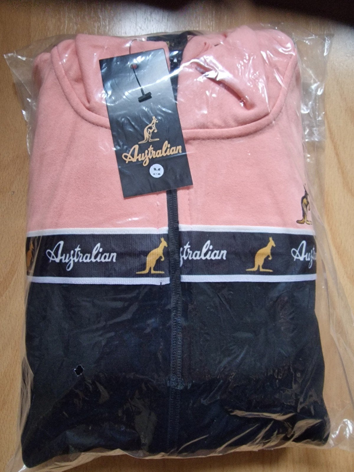 Nieuwe Australian pak- Roze/Zwart met Kangoeroe Logo, Australian, Nieuw, Roze, Ophalen
