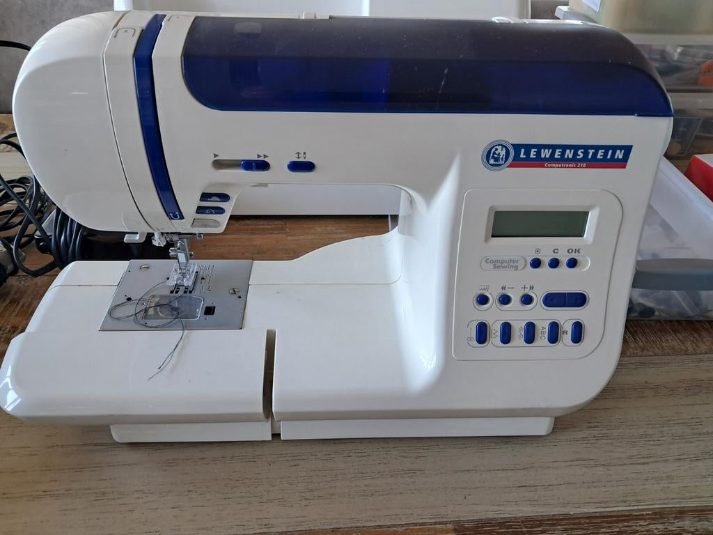 Naaimachine en lockmachine, Ophalen, Zo goed als nieuw, Lockmachine, Overige merken