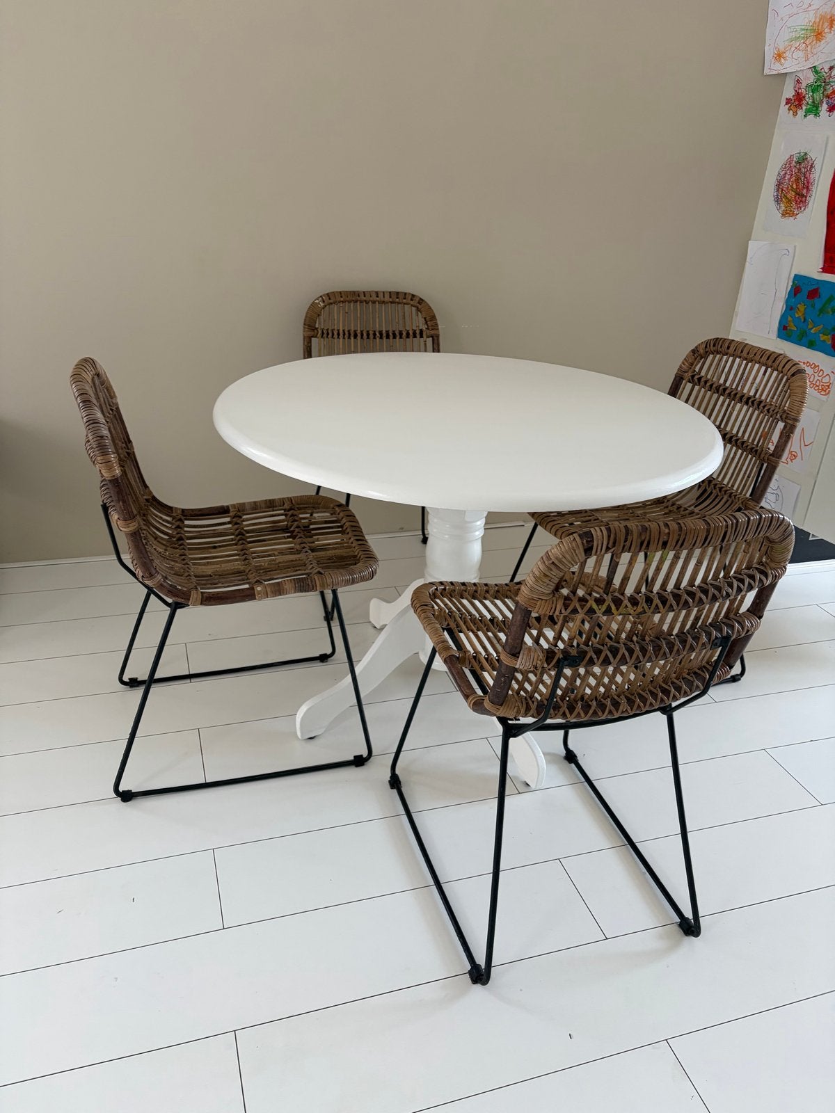 Set: Ronde witte eettafel met 4 rotan stoelen van Kwantum, Ophalen, Overige materialen, 100 tot 150 cm, Rond