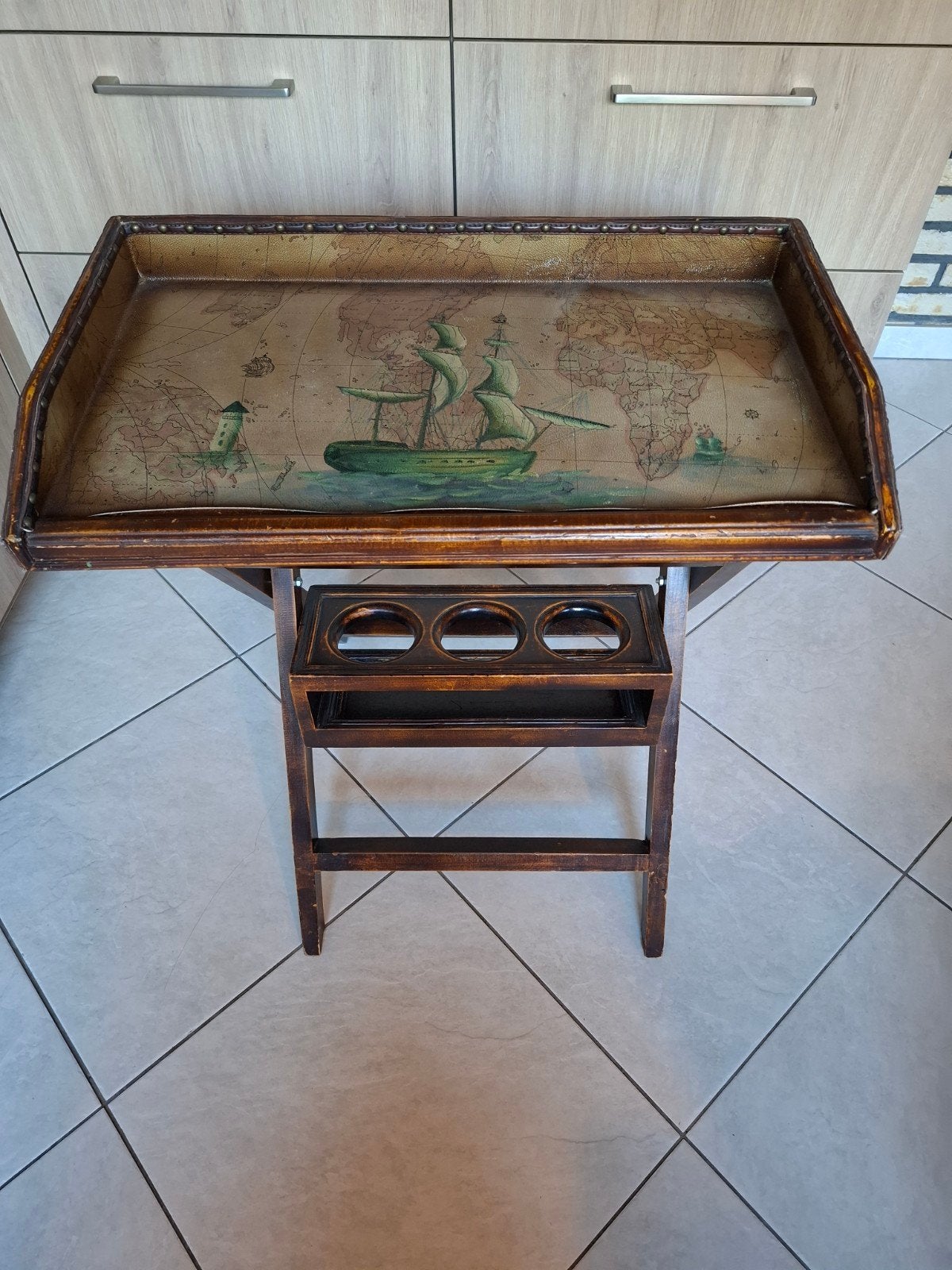Dit meubelstuk is een vintage inklapbare butler tray tafel ., Ophalen