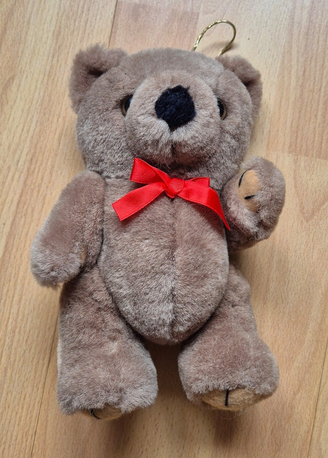 Schattige bruine teddybeer met rood lintje, Overige merken, Overige karakters, Beer, Ophalen of Verzenden
