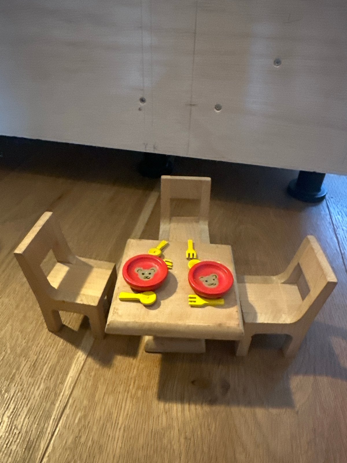 Houten speeltafel met 3 stoeltjes en servies, Ophalen, Gebruikt, Meubelstuk of Keukentje
