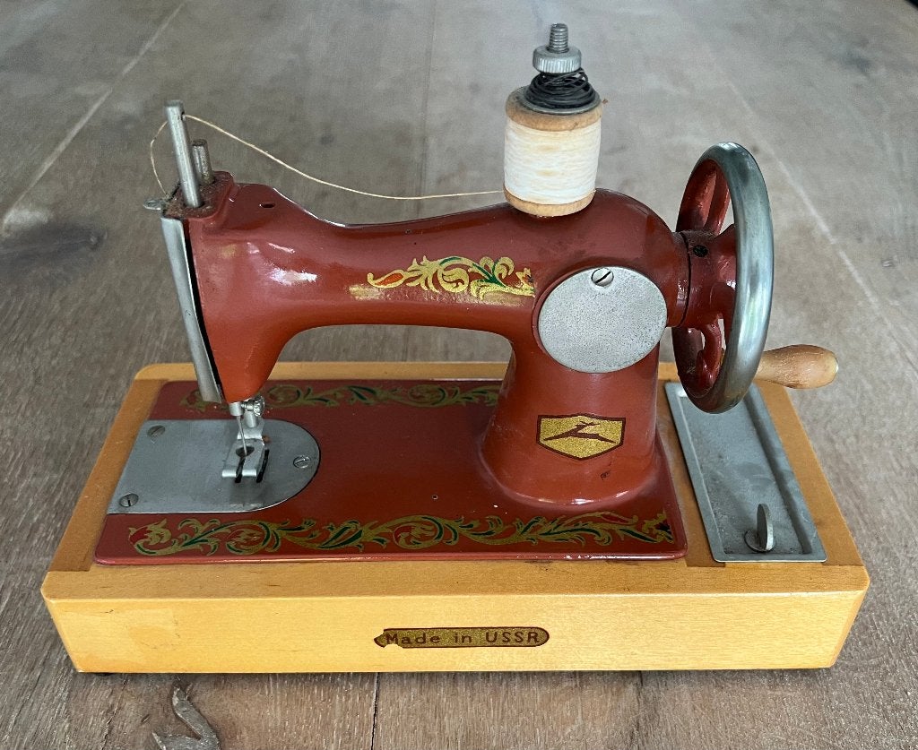 Vintage Mini Reis Naaimachine uit de USSR, Antiek en Kunst, Antiek | Naaimachines, Ophalen