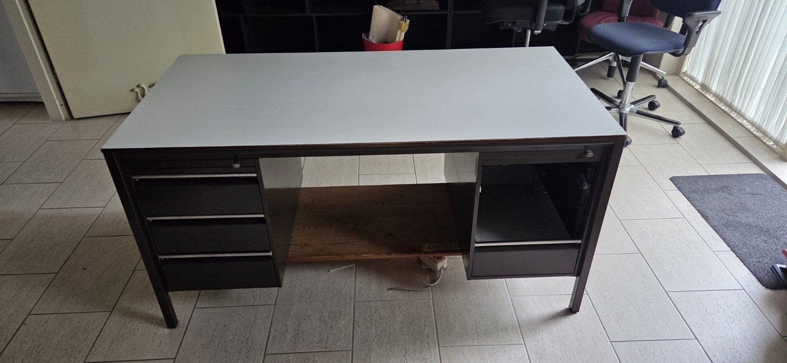 2x Bureau met dubbele ladenblokken - Gratis afhalen, Huis en Inrichting, Bureaus, Ophalen