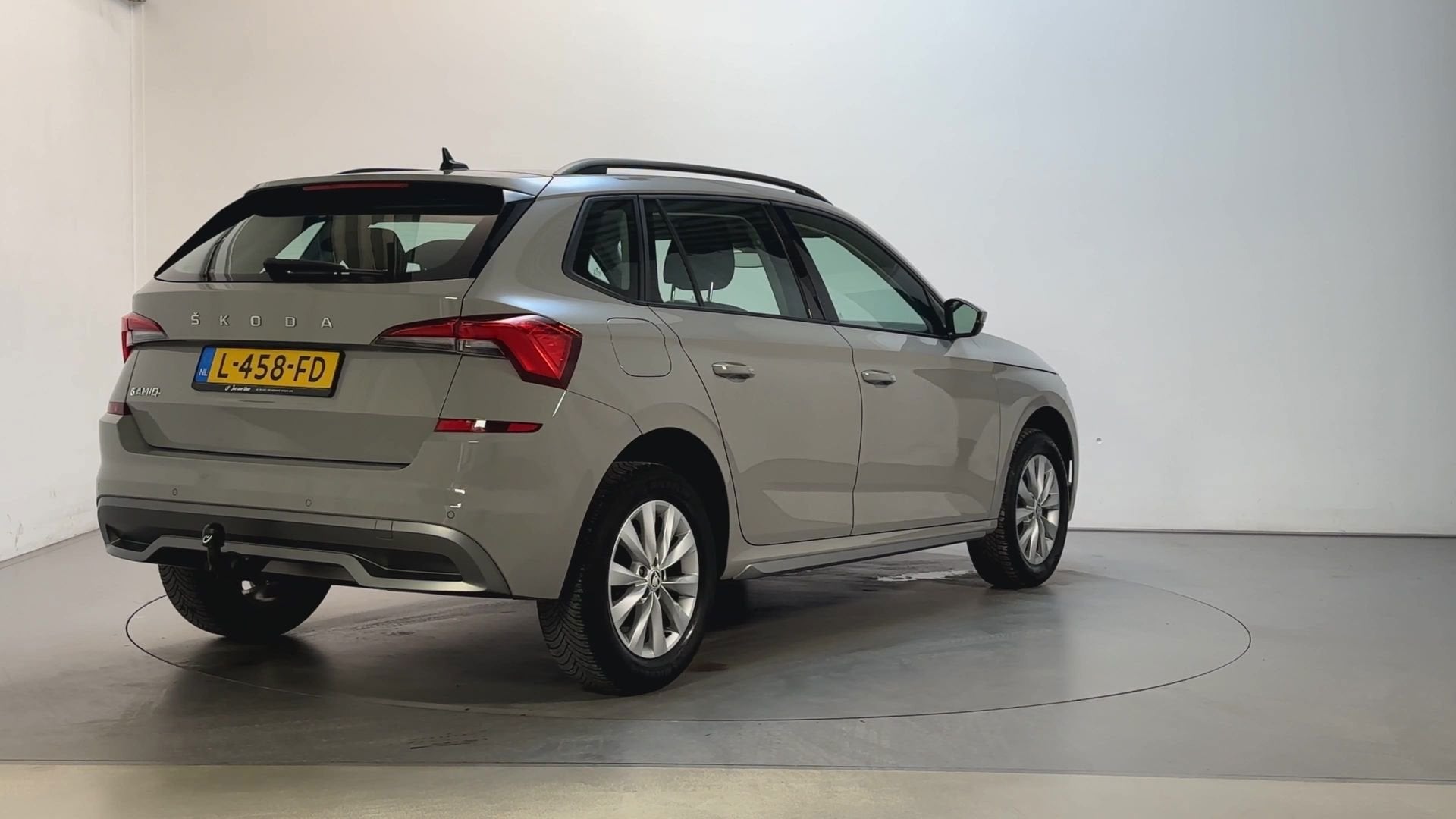 Skoda Kamiq 1.0 TSI 110pk DSG Business Edition Parkeersensor, Stof, Gebruikt, Met garantie (alle), Origineel Nederlands