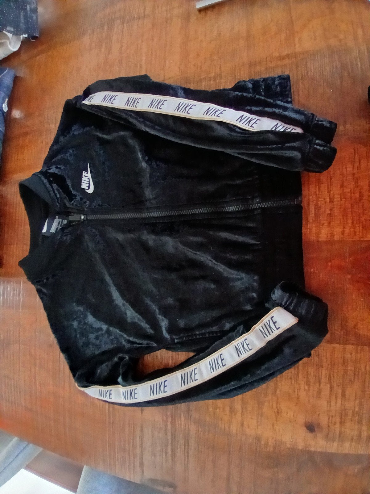 Nike trainingspak fluweel zwart maat 128-137cm, Jongen of Meisje, Ophalen of Verzenden, Zo goed als nieuw, Setje