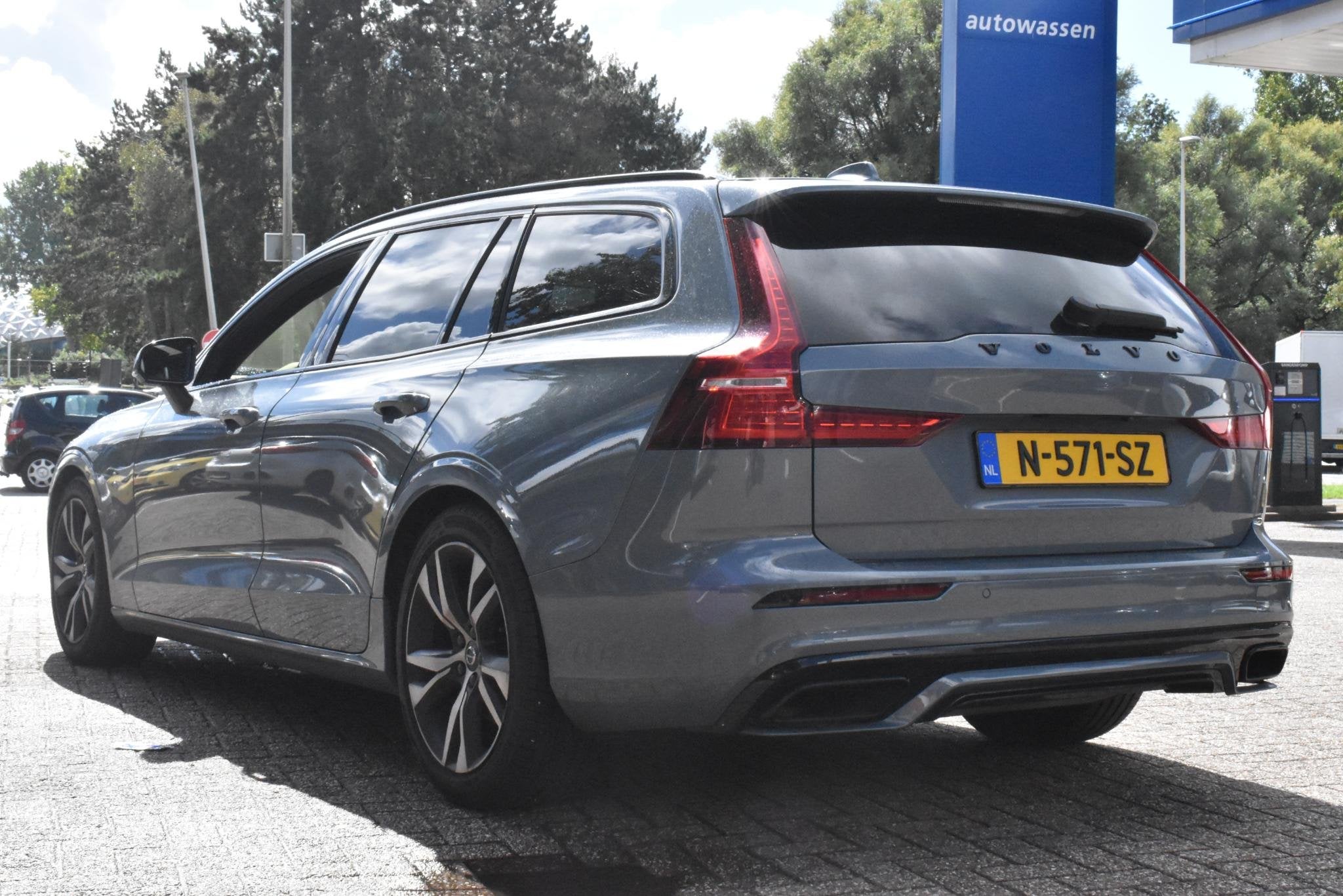 Volvo V60 2.0 B3 R-Design 1e Eigenaar | Schuifdak | Carplay, Euro 6, 4 cilinders, 1969 cc, 1634 kg