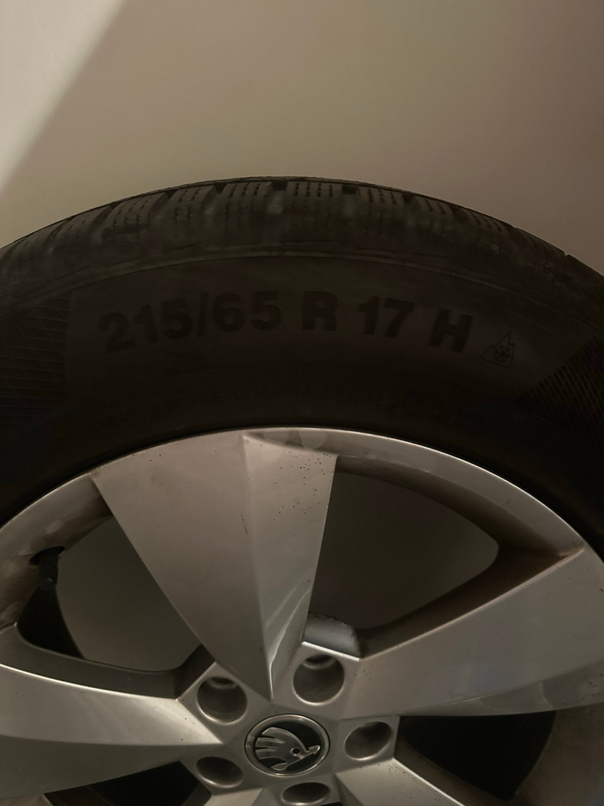 Continental Winterbanden op Velg Skoda 215/65 R17 H, Ophalen, Banden en Velgen, 17 inch, Winterbanden