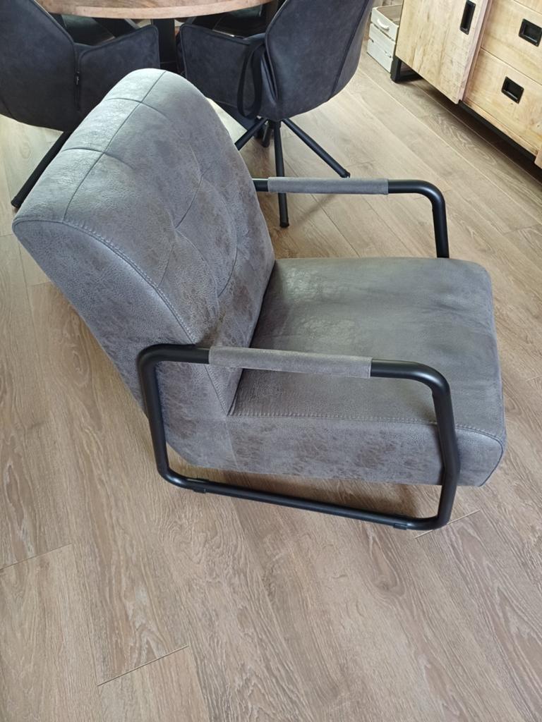 Comfortabele fauteuil stoel in grijs met metalen frame, Huis en Inrichting, Fauteuils, Ophalen, 75 tot 100 cm, Zo goed als nieuw