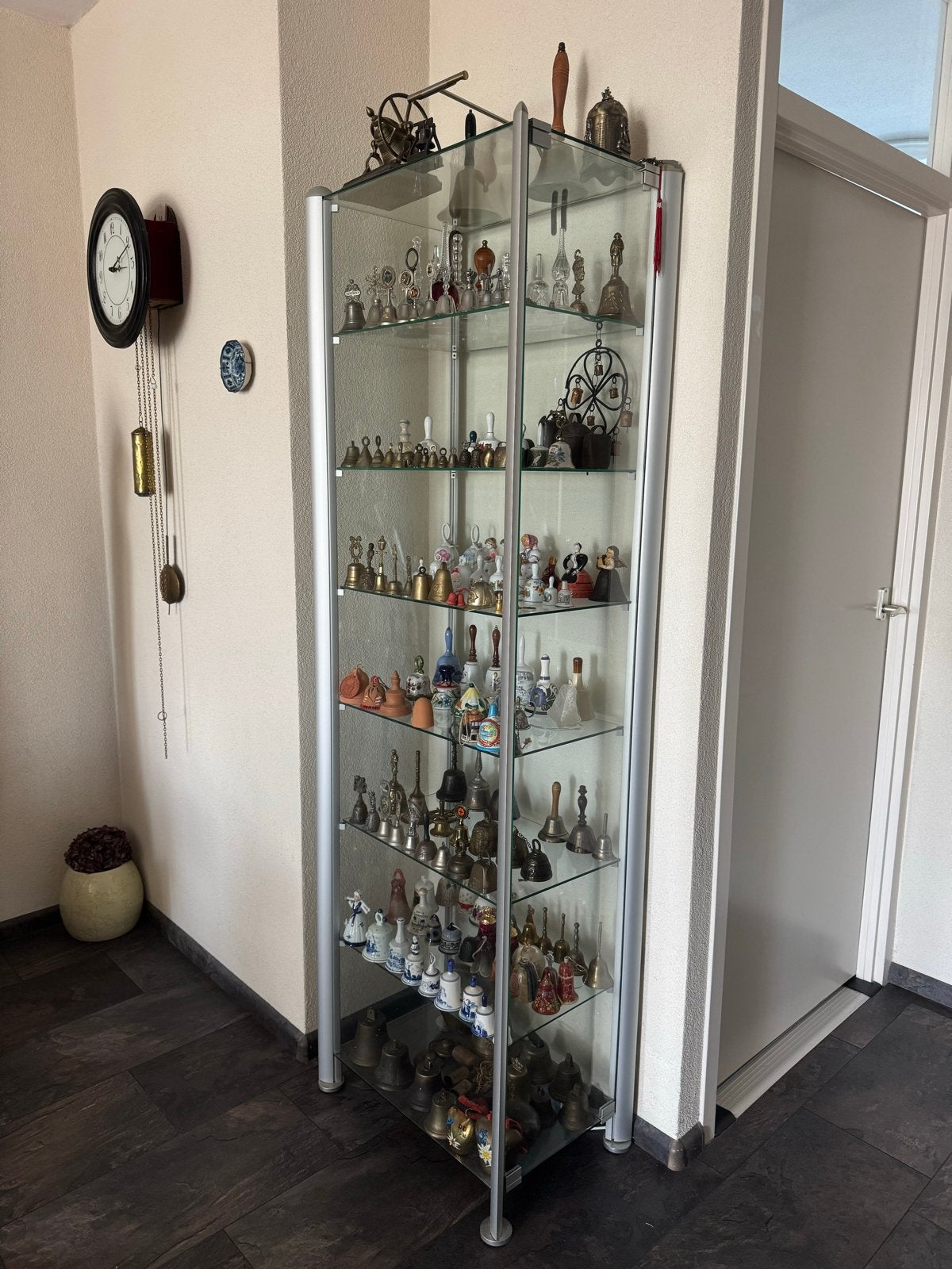 Glazen vitrinekast met uitgebreide bellenverzameling, Ophalen, Gebruikt, 50 tot 100 cm, Glas