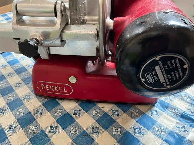 twee Berkel snijmachine en drie andere (graff) snijmachines, Ophalen