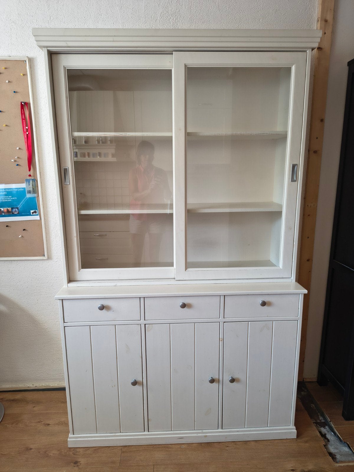 Off-white houten buffetkast met glazen schuifdeuren, Huis en Inrichting, Kasten | Buffetkasten, Ophalen, 25 tot 50 cm, 200 cm of meer
