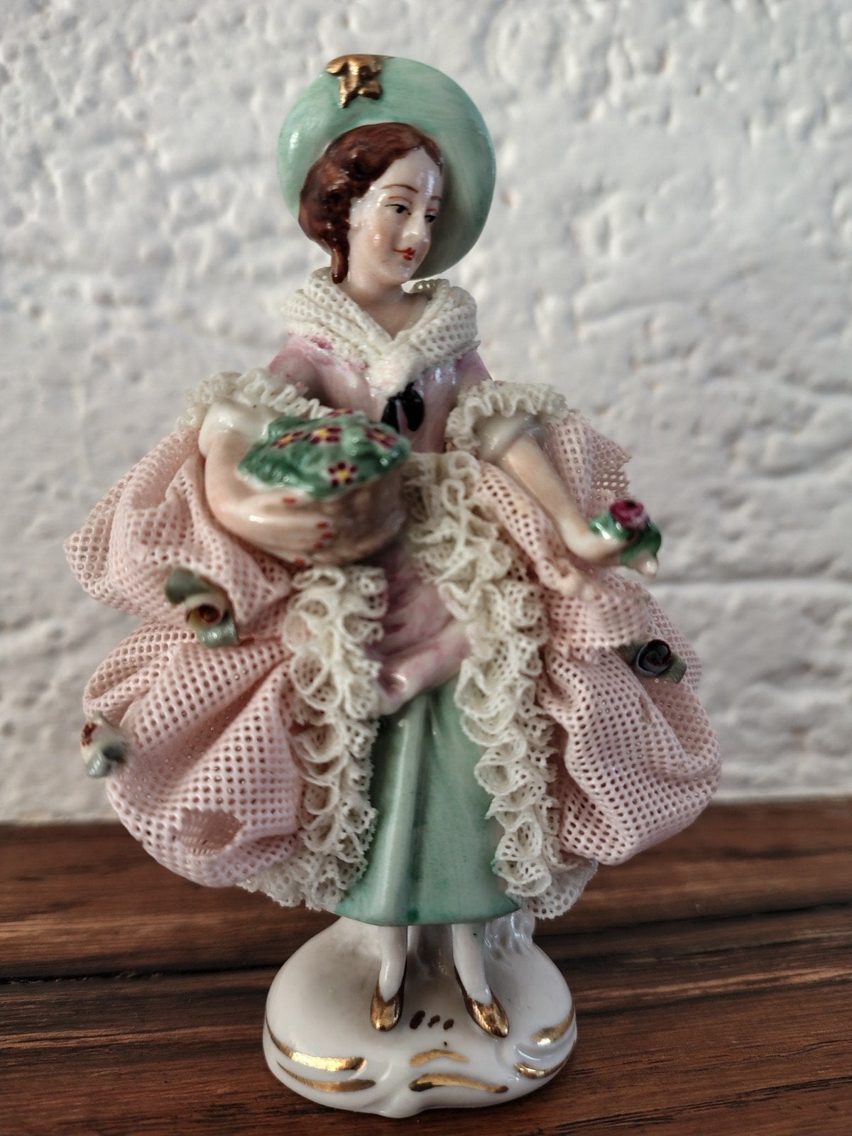 Antieke Dresden porseleinen beeldje, dame met mand, Antiek en Kunst, Ophalen of Verzenden