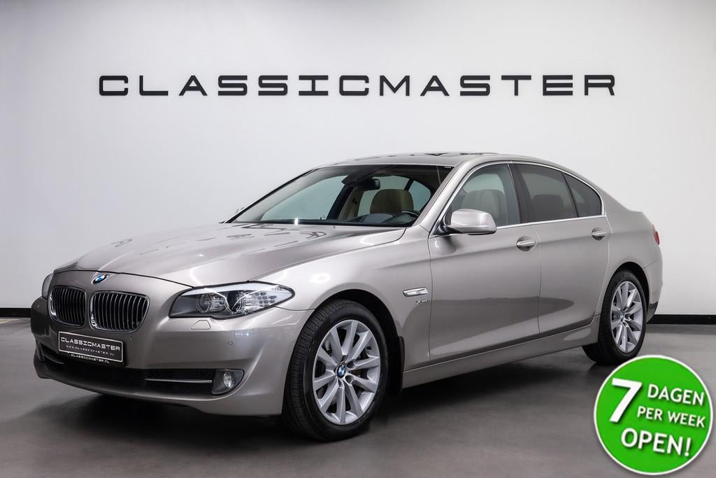 BMW 5 Serie 535xi High Executive Fiscale waarde € 6.000,-, Auto's, Automaat, Gebruikt, Beige, 2000 kg