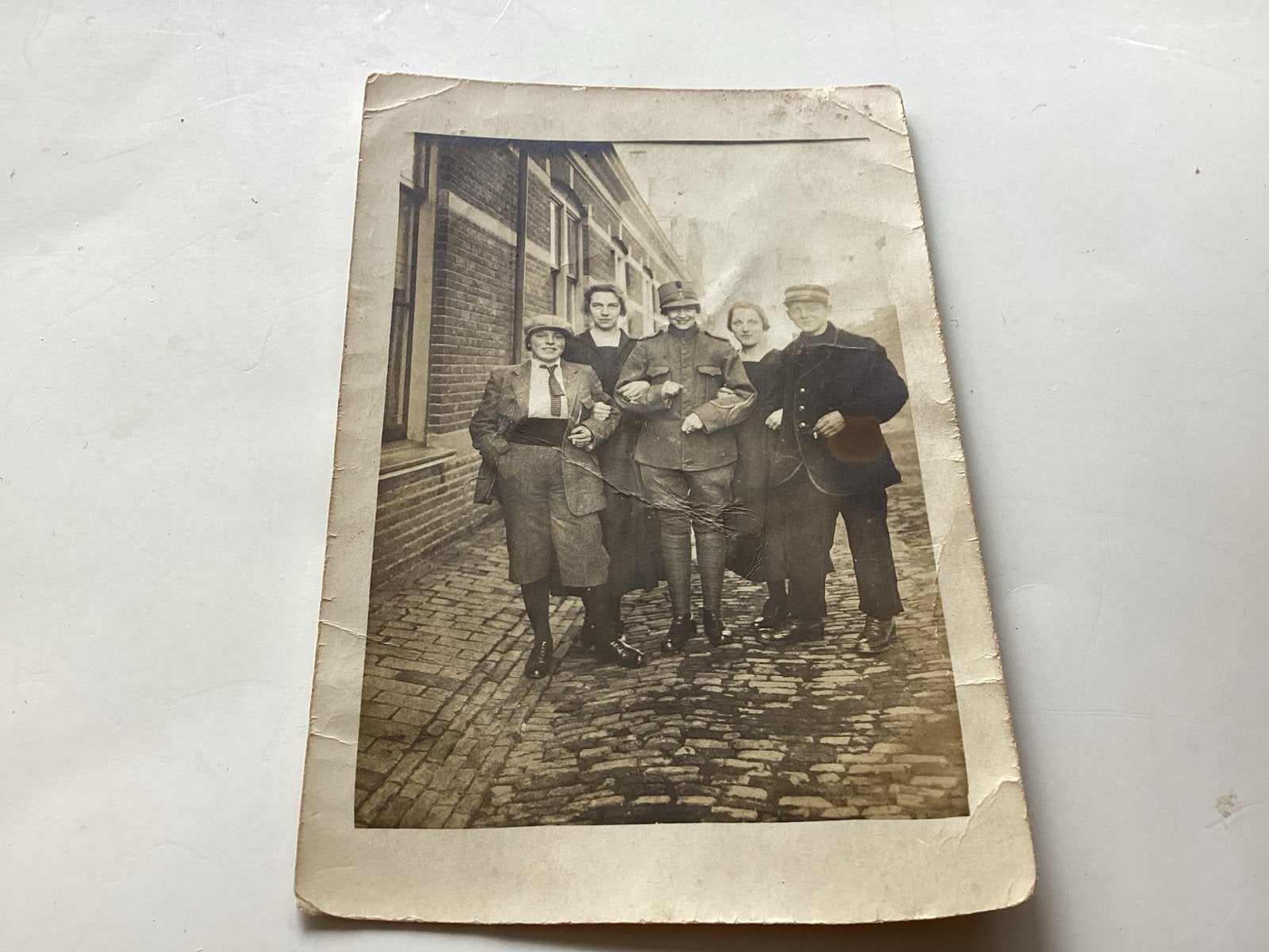 Oude foto van groep mensen op straat, met handgeschreven tek, Verzamelen, Gebruikt, Foto, Ophalen of Verzenden, Voor 1940