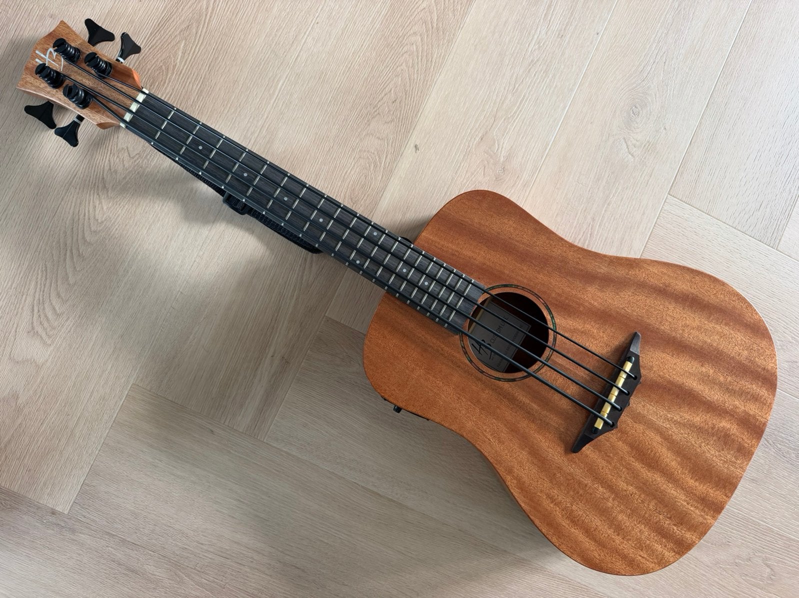 Harley Benton Custom Line semi-ak ukelele basgitaar,zgan, Muziek en Instrumenten, Ophalen of Verzenden, Zo goed als nieuw, Semi-akoestisch