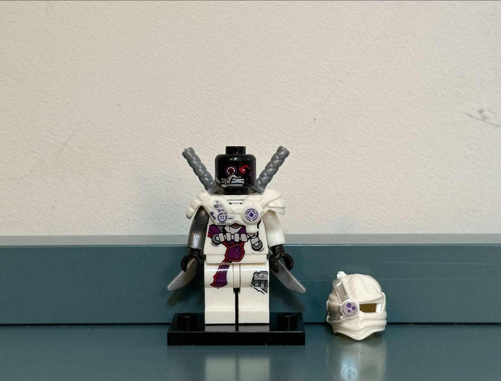 Foto 4 van Lego Ninjago Witte Nindroid Minifiguur met Zwaarden
