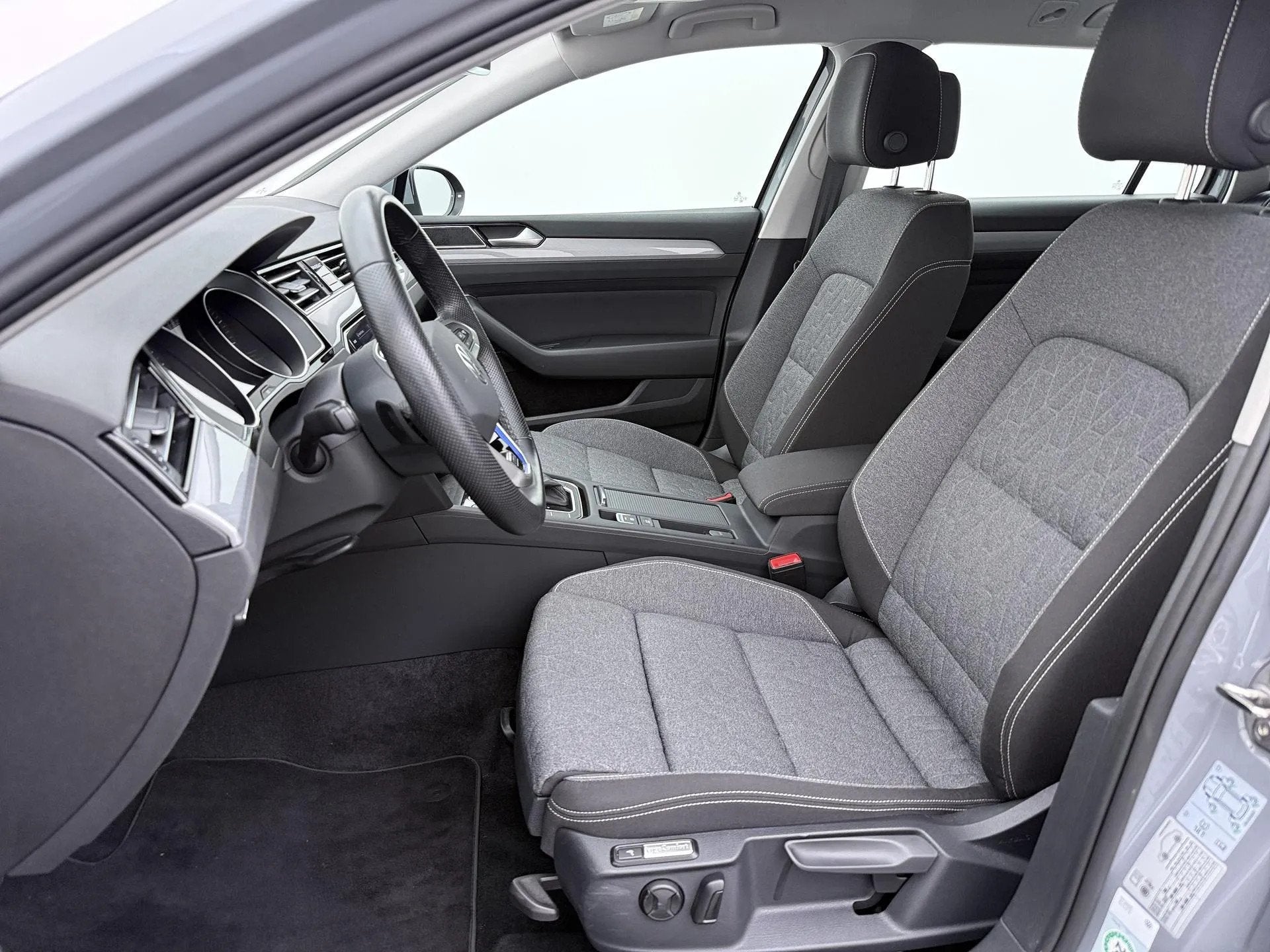 Volkswagen Passat Variant 1.4 TSI PHEV GTE (bj 2022), Gebruikt, 218 pk, 1600 kg, Zilver of Grijs