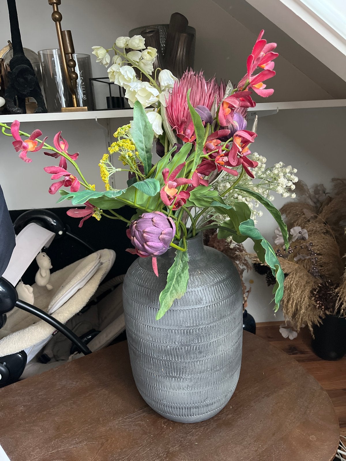 Grijze vaas met structuur en kunstbloemen, Huis en Inrichting, Ophalen, Gebruikt, Met patroon/structuur, Grijs