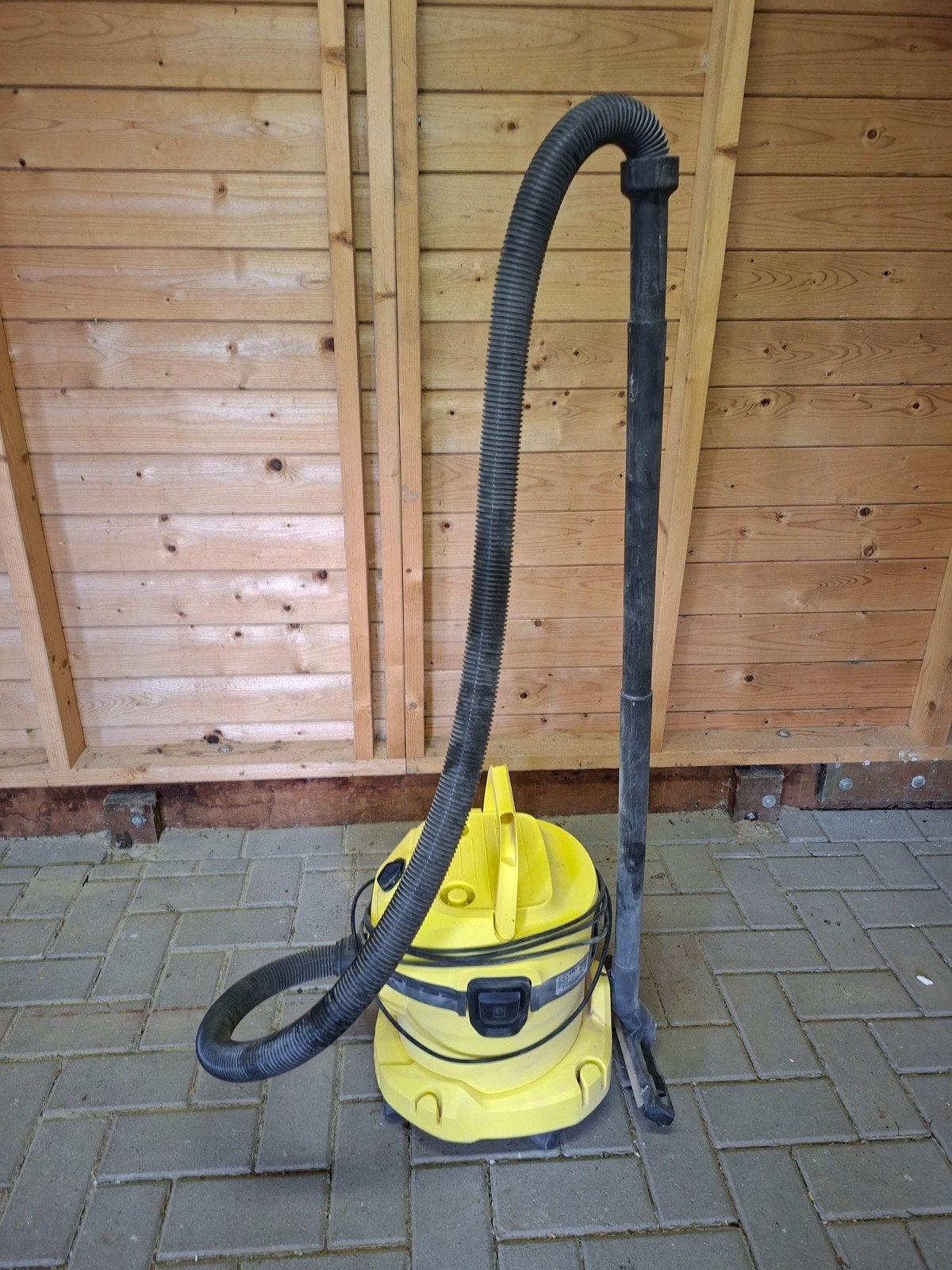 Kärcher WD 2 Plus nat- en droogzuiger - 1000W, 12L, Inclusief accessoires, Gebruikt, Kärcher, Ophalen of Verzenden