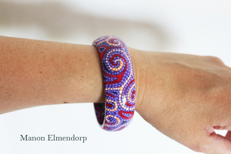 Unieke Handbeschilderde Armband "Make Every Day Magical", Antiek en Kunst, Kunst | Designobjecten, Ophalen of Verzenden, Paars