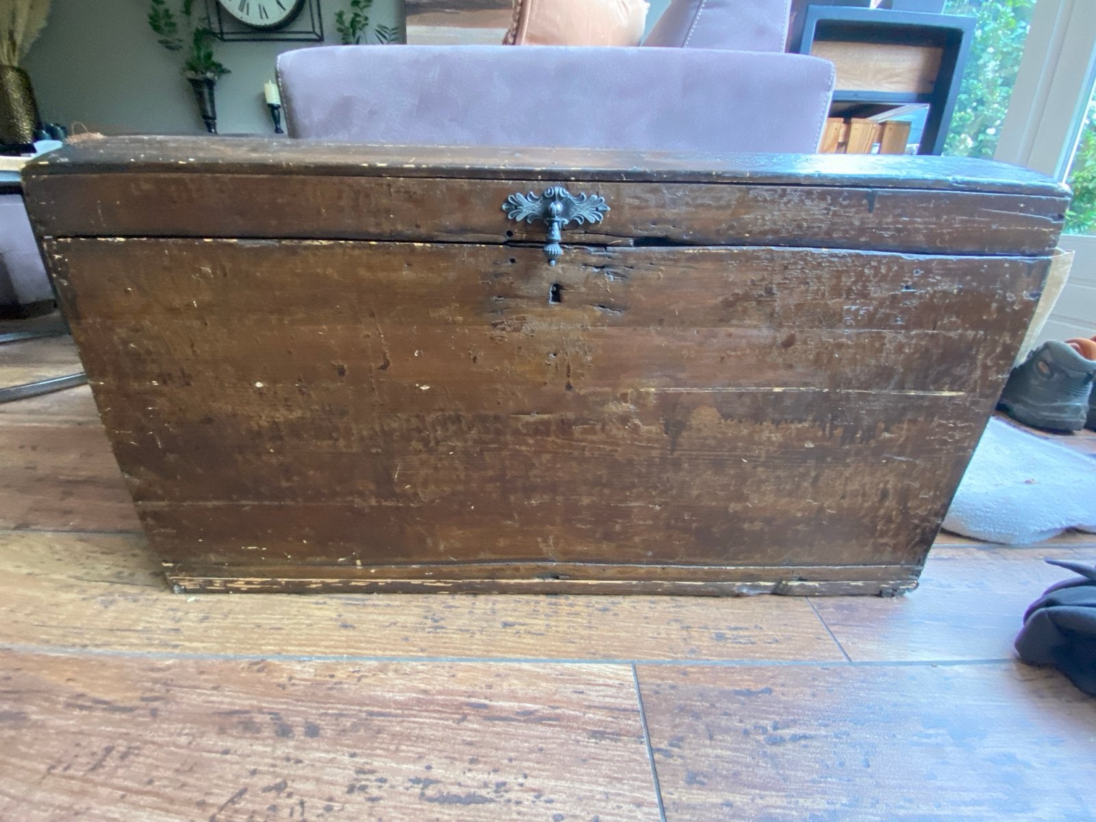 Antieke houten kist, Ophalen